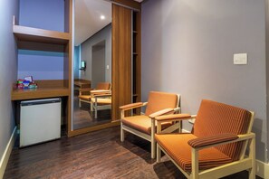 Phòng Suite cơ bản | 1 phòng ngủ, minibar, bàn, màn/rèm cản sáng 