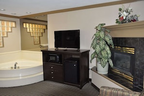 Honeymoon Suite, 1 King Bed, Non Smoking | Premium bedding, pillowtop beds, desk, blackout drapes