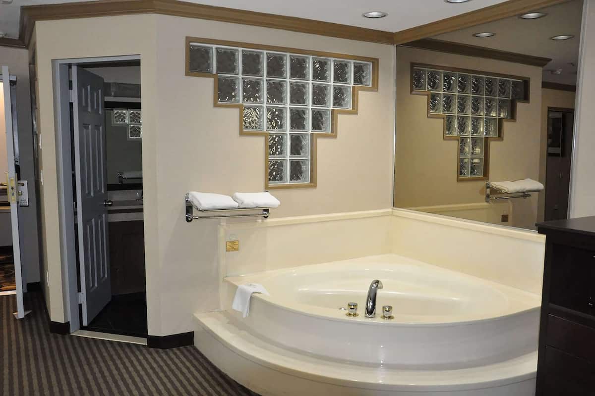 honeymoon suite, 1 king bed, non smoking | bathroom | combined shower/bathtub, free toiletries, hair dryer, towels