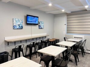 Free daily continental breakfast - Econo Lodge Motel Village (Calgary)