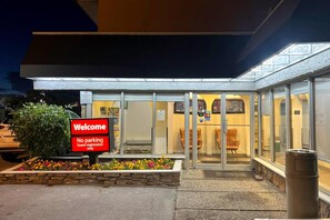 Exterior - Econo Lodge Motel Village (Calgary)