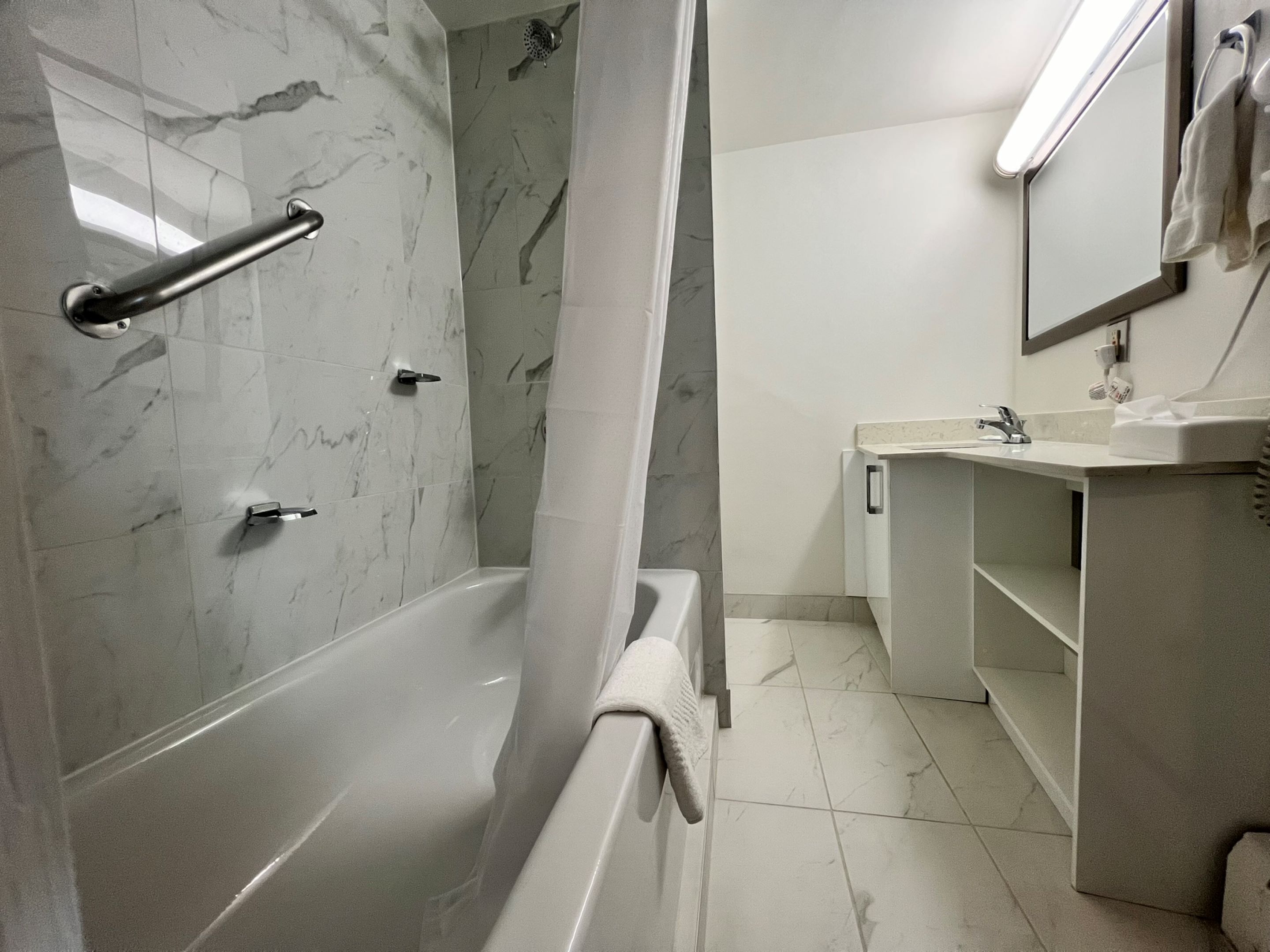 Un baño moderno con bañera, ducha y lavabo.