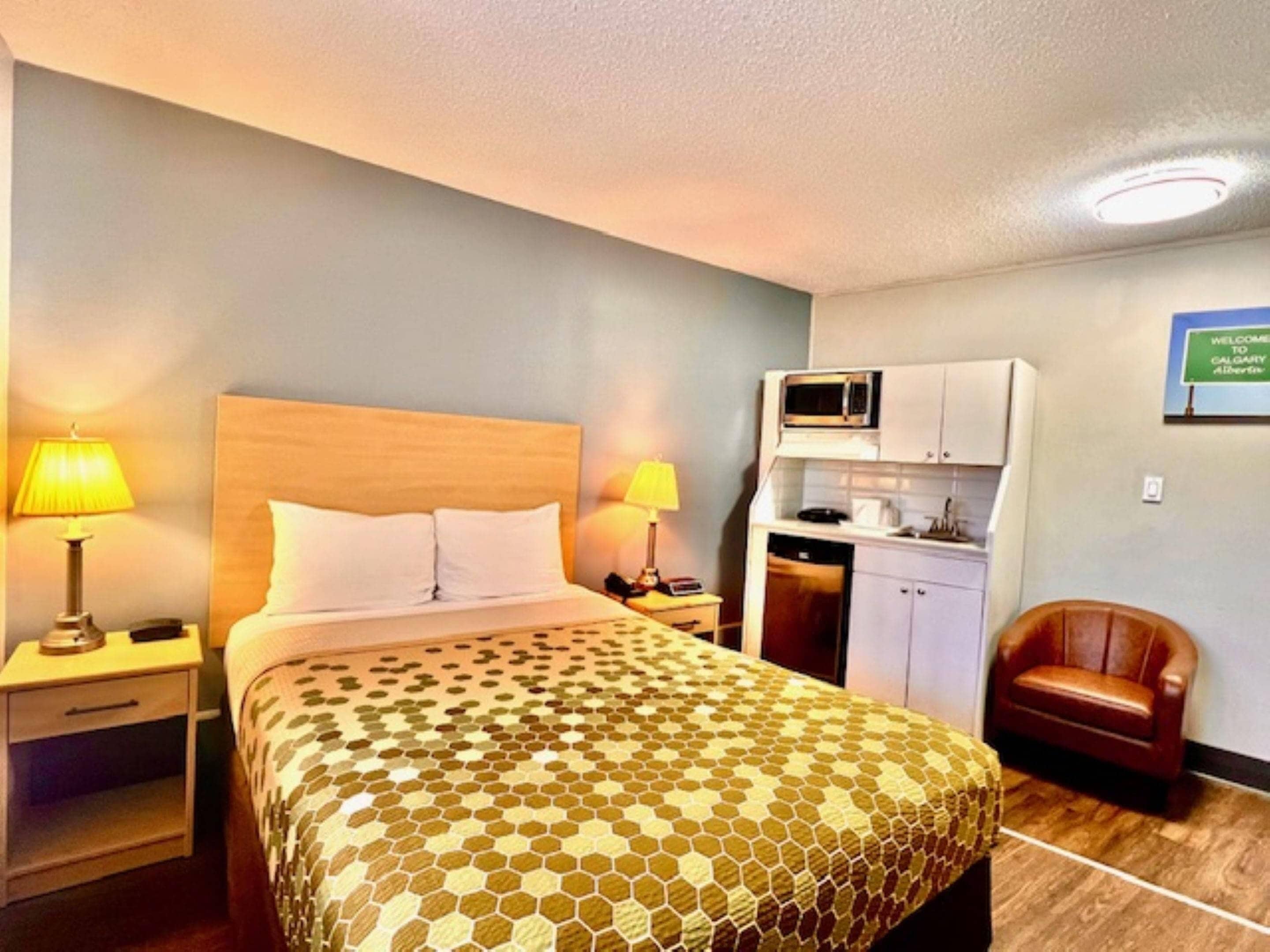 Efficiency, 1 Queen Bed, Non Smoking | Free WiFi, bed sheets