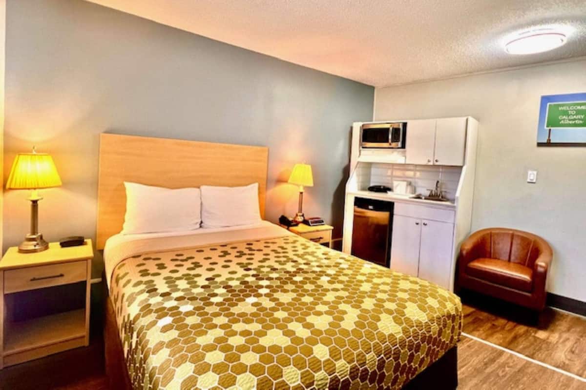 Efficiency, 1 Queen Bed, Non Smoking | Free WiFi, bed sheets