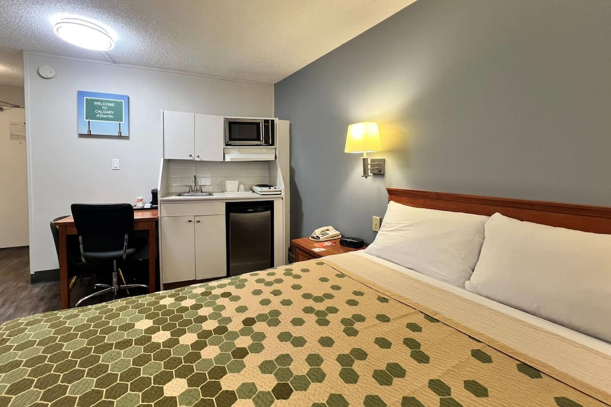 Efficiency, 1 Queen Bed, Non Smoking