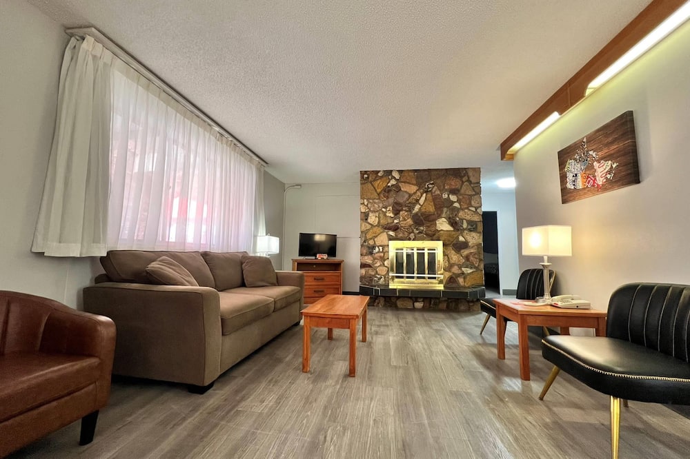 Econo Lodge Motel Village