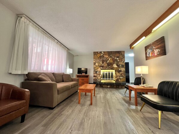 Free WiFi, bed sheets - Econo Lodge Motel Village (Calgary)