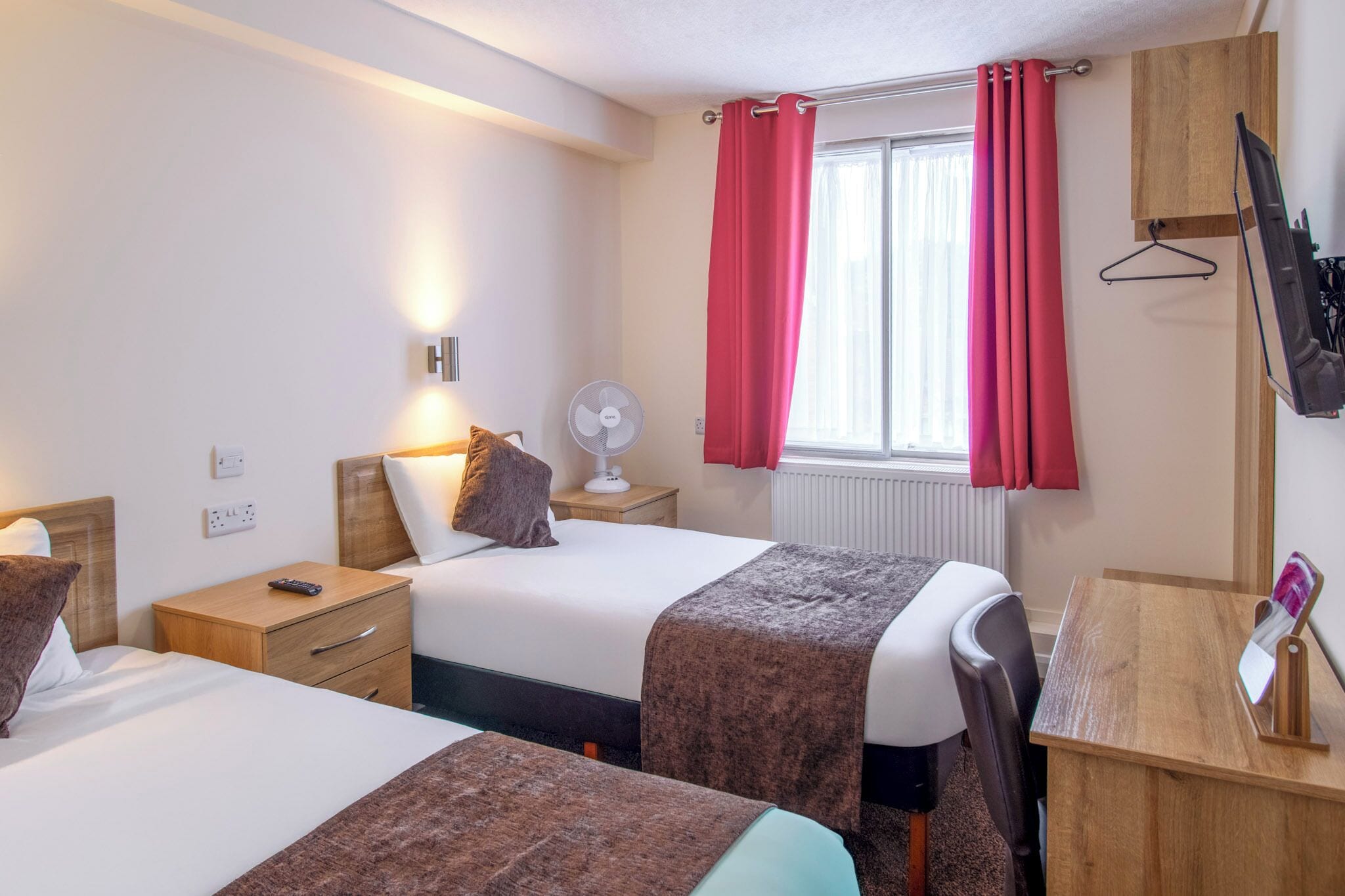 Habitación familiar | Ropa de cama hipoalergénica y caja de seguridad en la habitación 