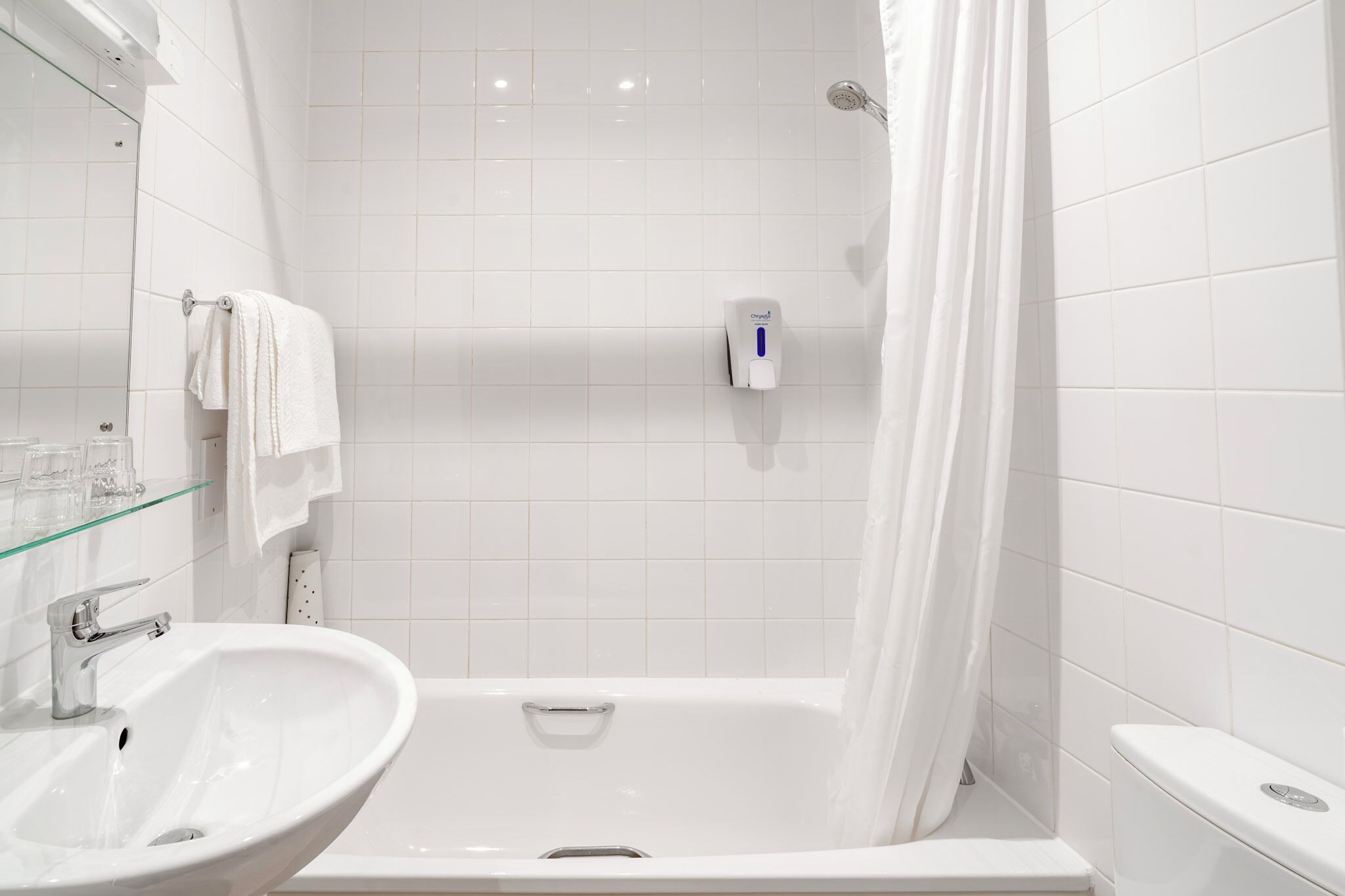 A modern bathroom with a bathtub, a sink, and a toilet.