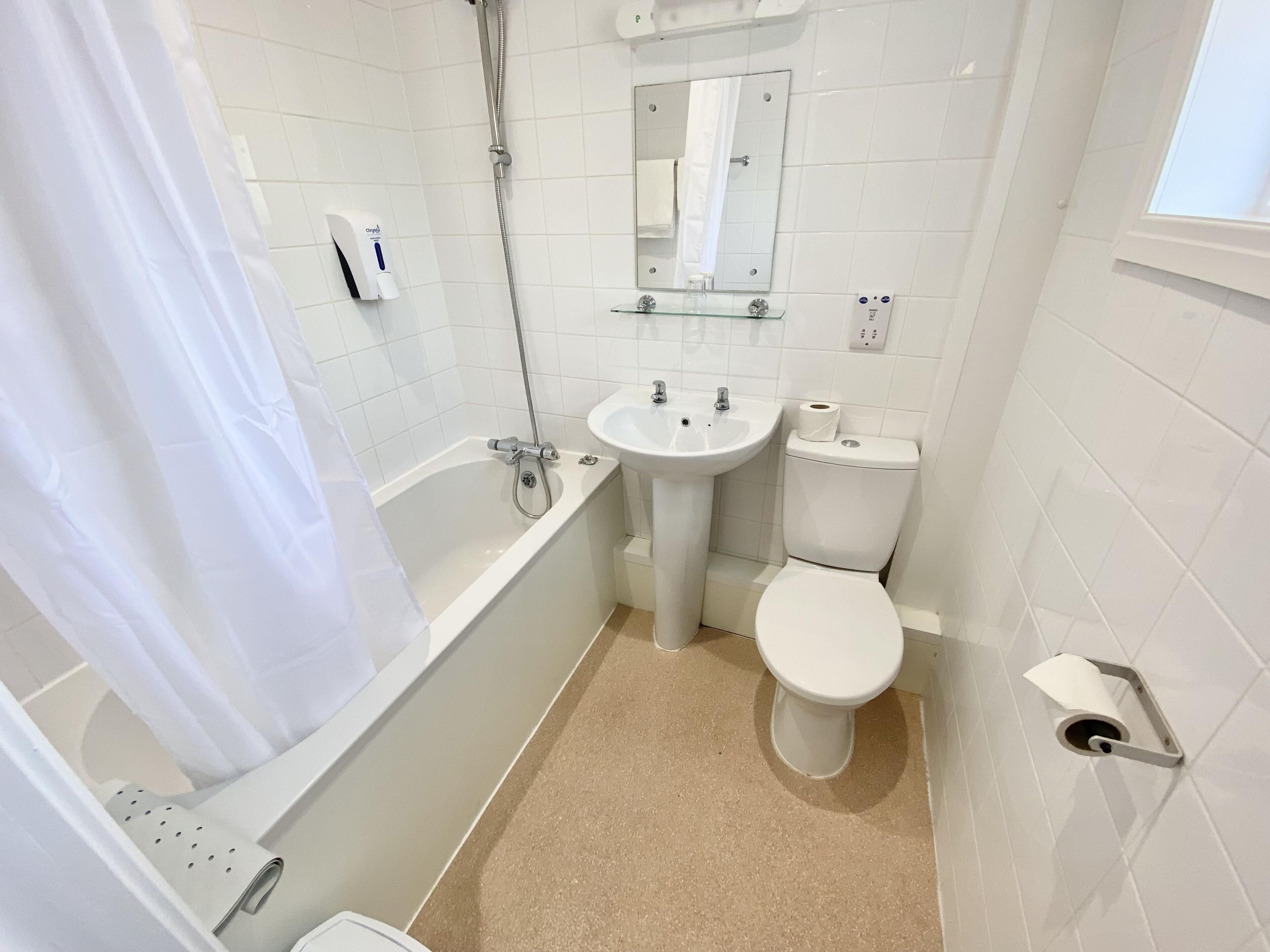 Single Room | Bathroom | Combined shower/bathtub, eco-friendly toiletries, hair dryer, towels