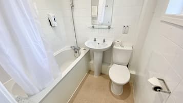 Single Room | Bathroom | Combined shower/bathtub, eco-friendly toiletries, hair dryer, towels