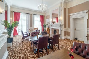 Breakfast, lunch and dinner served - Russ Hill Hotel (Horley)