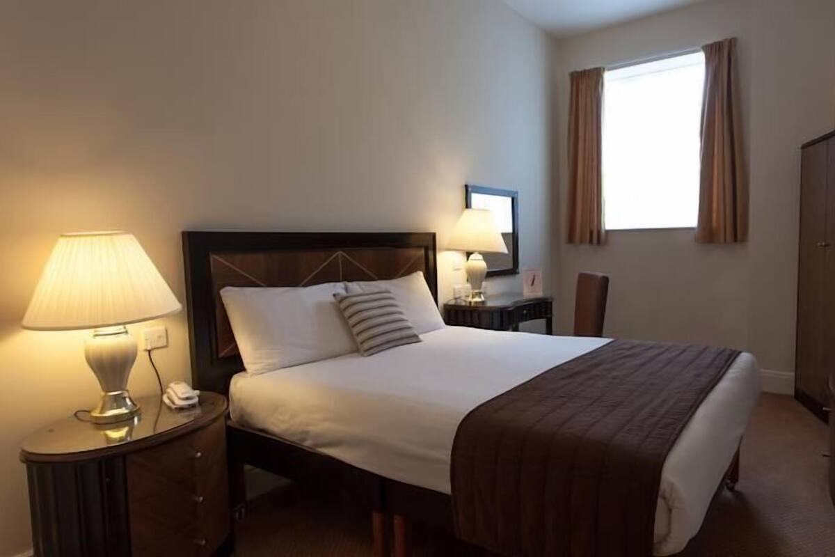 Hypo-allergenic bedding, in-room safe, desk