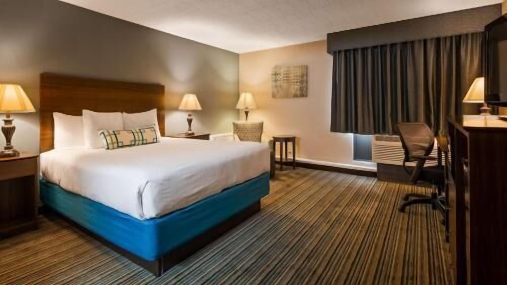 Hypo-allergenic bedding, in-room safe, desk, laptop workspace