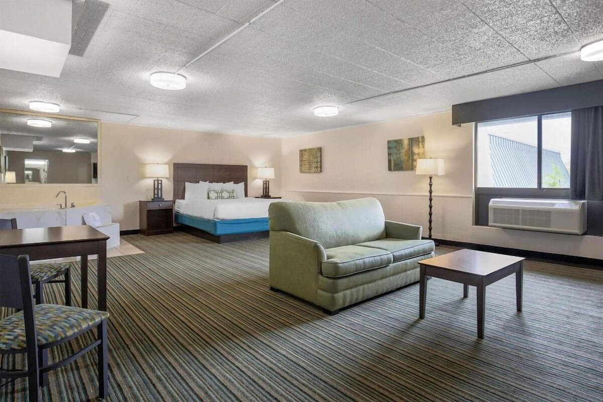 Hypo-allergenic bedding, in-room safe, desk, laptop workspace