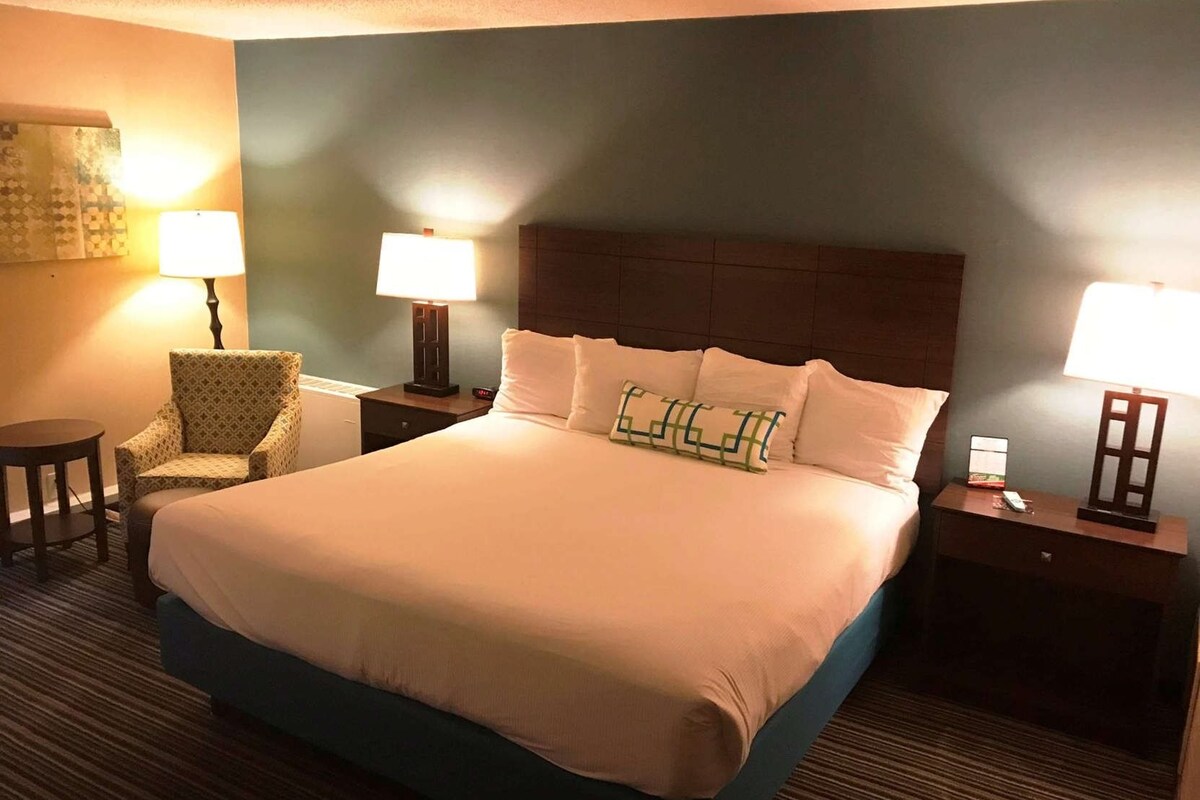 Hypo-allergenic bedding, in-room safe, desk, laptop workspace