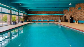 Indoor pool, pool loungers - Best Western Woodhaven Inn (Woodhaven)