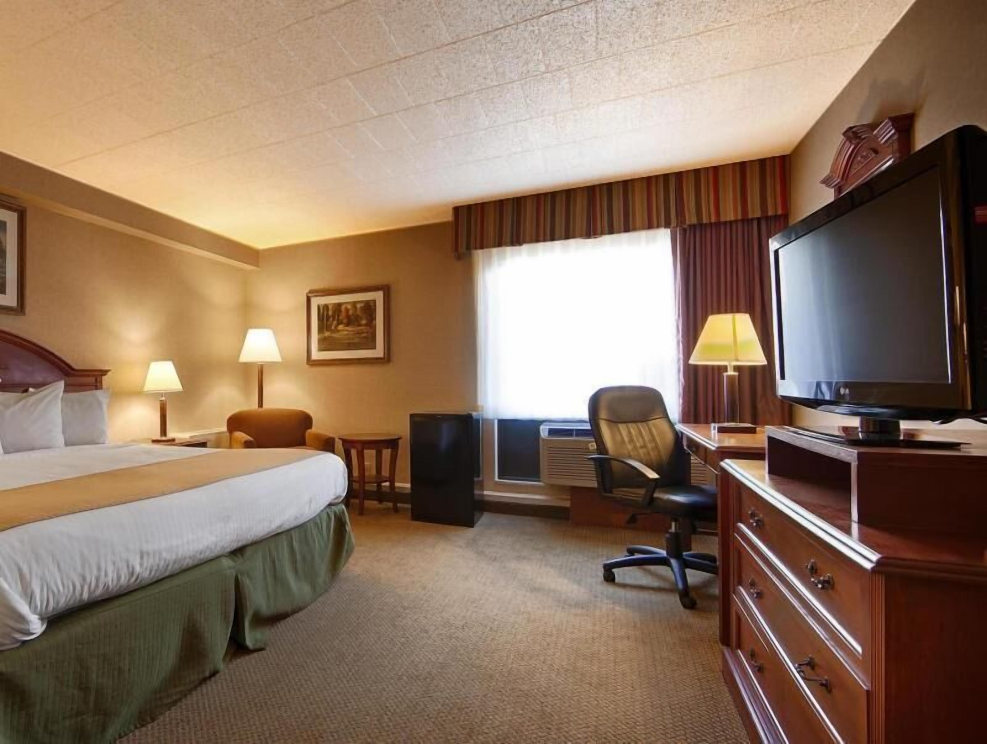 Hypo-allergenic bedding, in-room safe, desk, laptop workspace