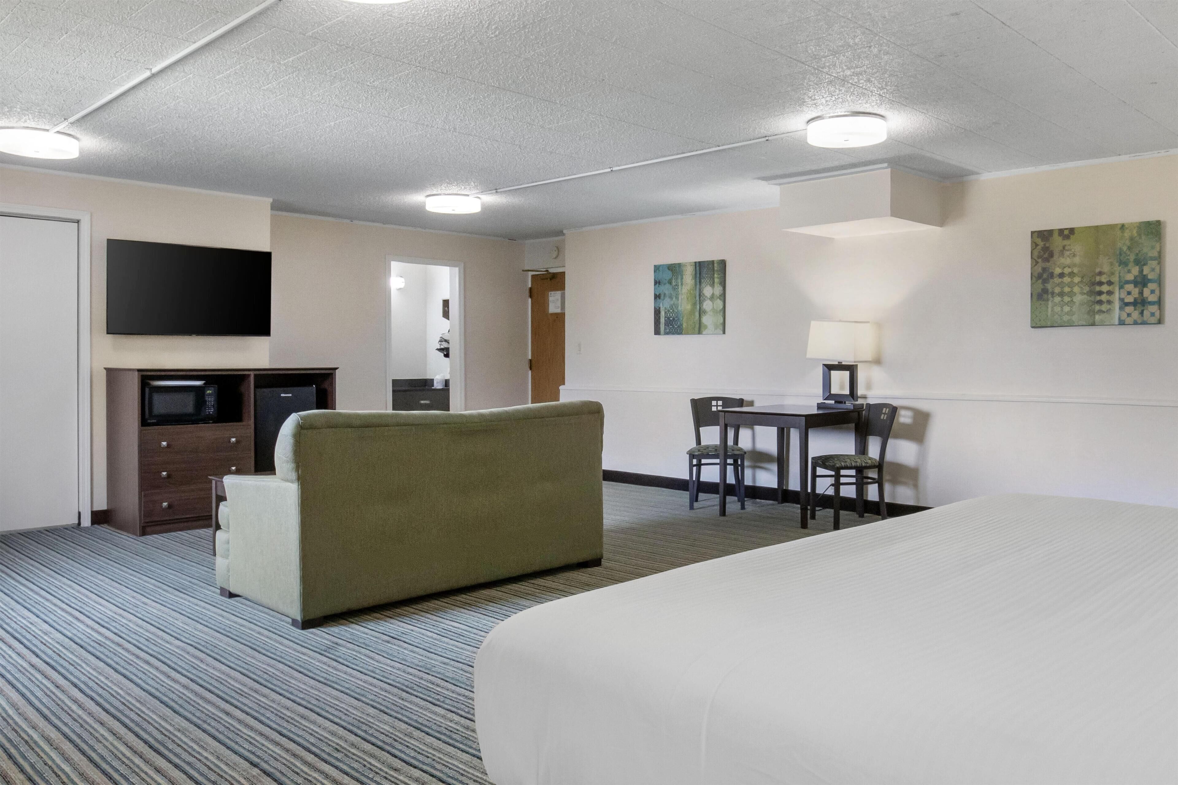 Hypo-allergenic bedding, in-room safe, desk, laptop workspace