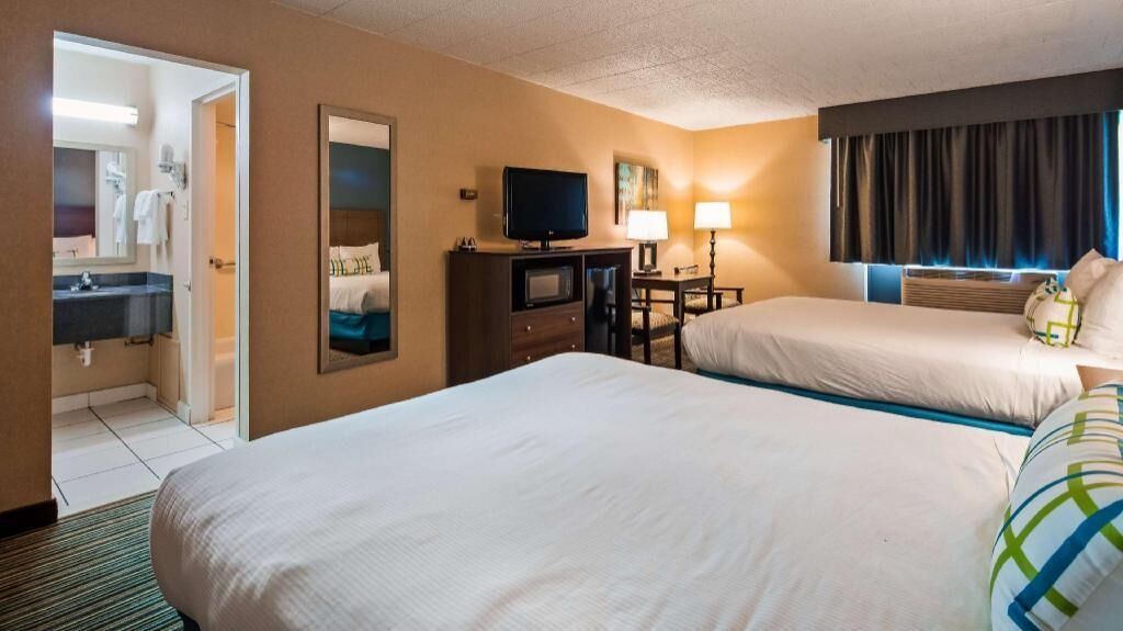 Hypo-allergenic bedding, in-room safe, desk, laptop workspace