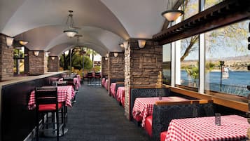 7 restaurants; lunch, dinner, and brunch served