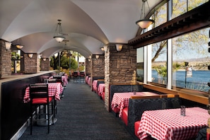 7 restaurants; lunch, dinner, and brunch served