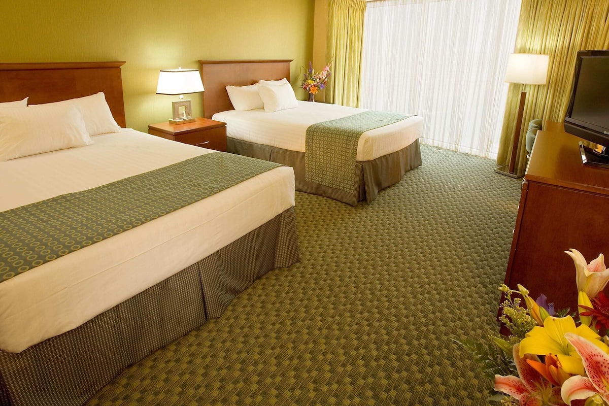 Desk, iron/ironing board, rollaway beds, free WiFi