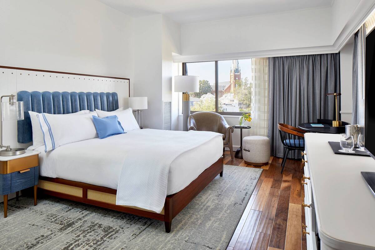 Literie de qualité, couette en duvet, lit avec matelas à plateau-coussin