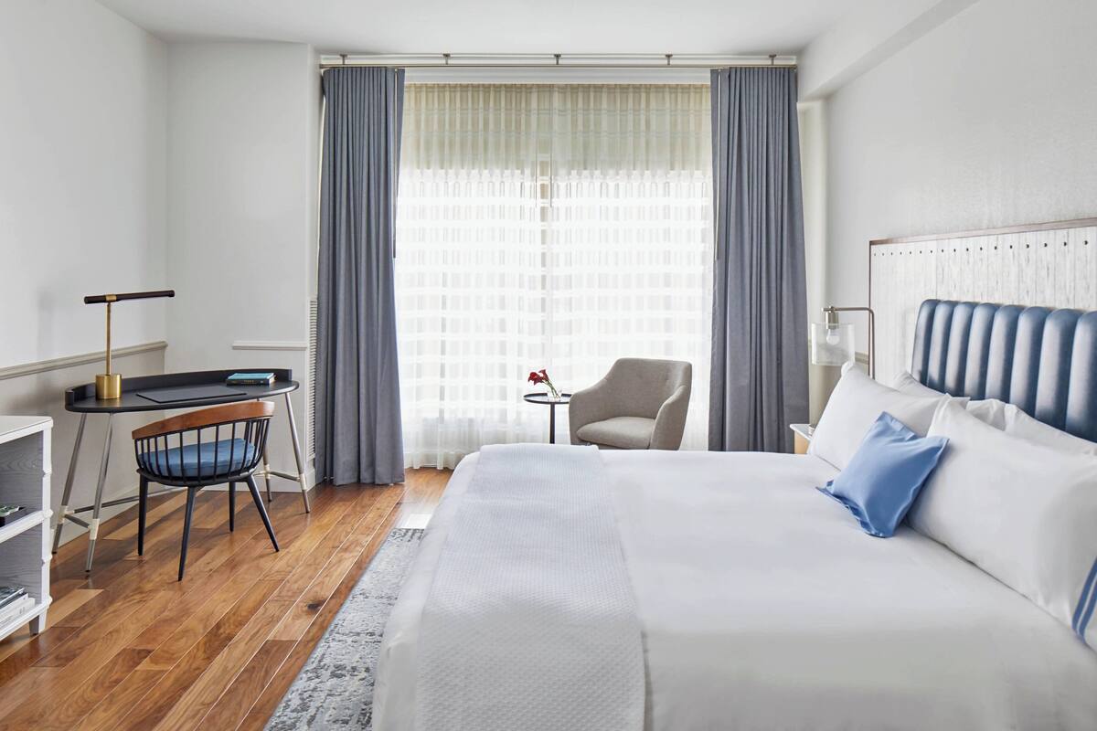 Literie de qualité, couette en duvet, lit avec matelas à plateau-coussin