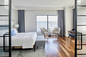 Kamer, 1 kingsize bed (Mobility Accessible, Tub) | Luxe beddengoed, donsdekens, pillowtop-bedden, een kluis op de kamer