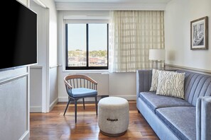 Room, 1 King Bed, Non Smoking | Premium bedding, down duvets, pillow-top beds, in-room safe