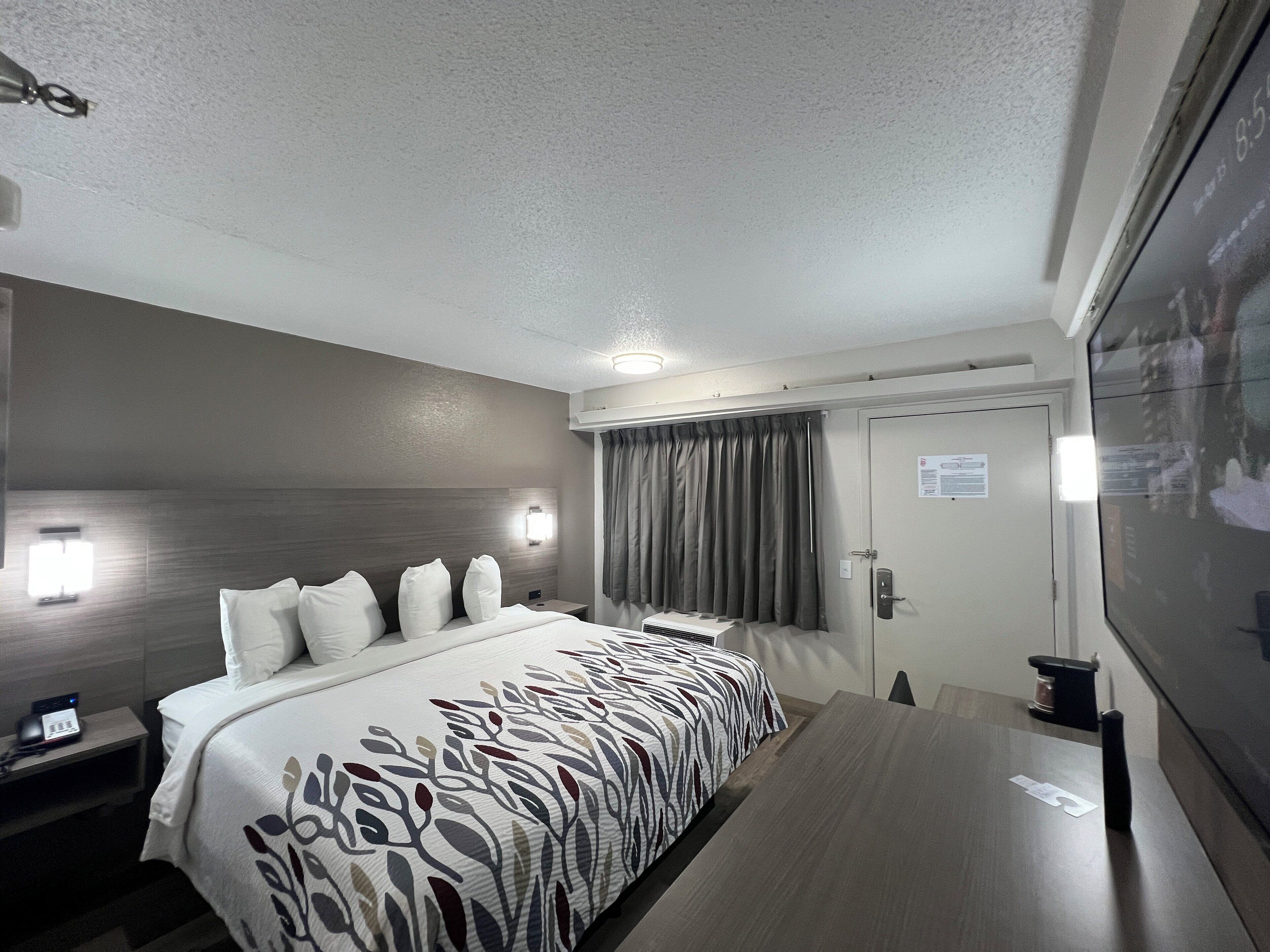 Escrivaninha, cortinas blackout, Wi-Fi de cortesia, roupa de cama