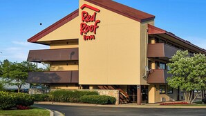 Un hôtel Red Roof Inn avec une structure à deux étages, un toit plat et une entrée bien visible.