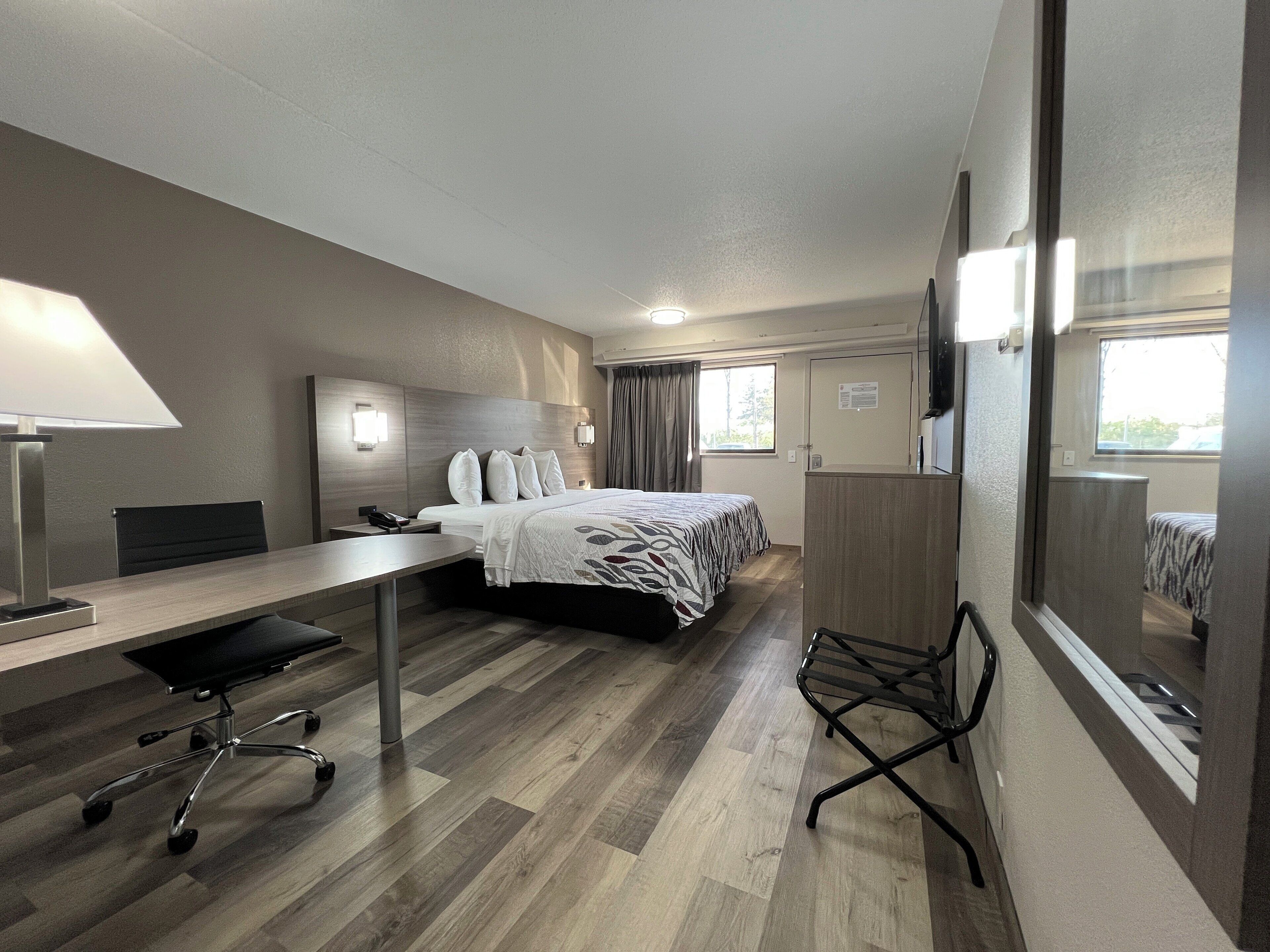 Quarto superior, 1 cama King (Smoke Free) | Escrivaninha, cortinas blackout, Wi-Fi de cortesia, roupa de cama