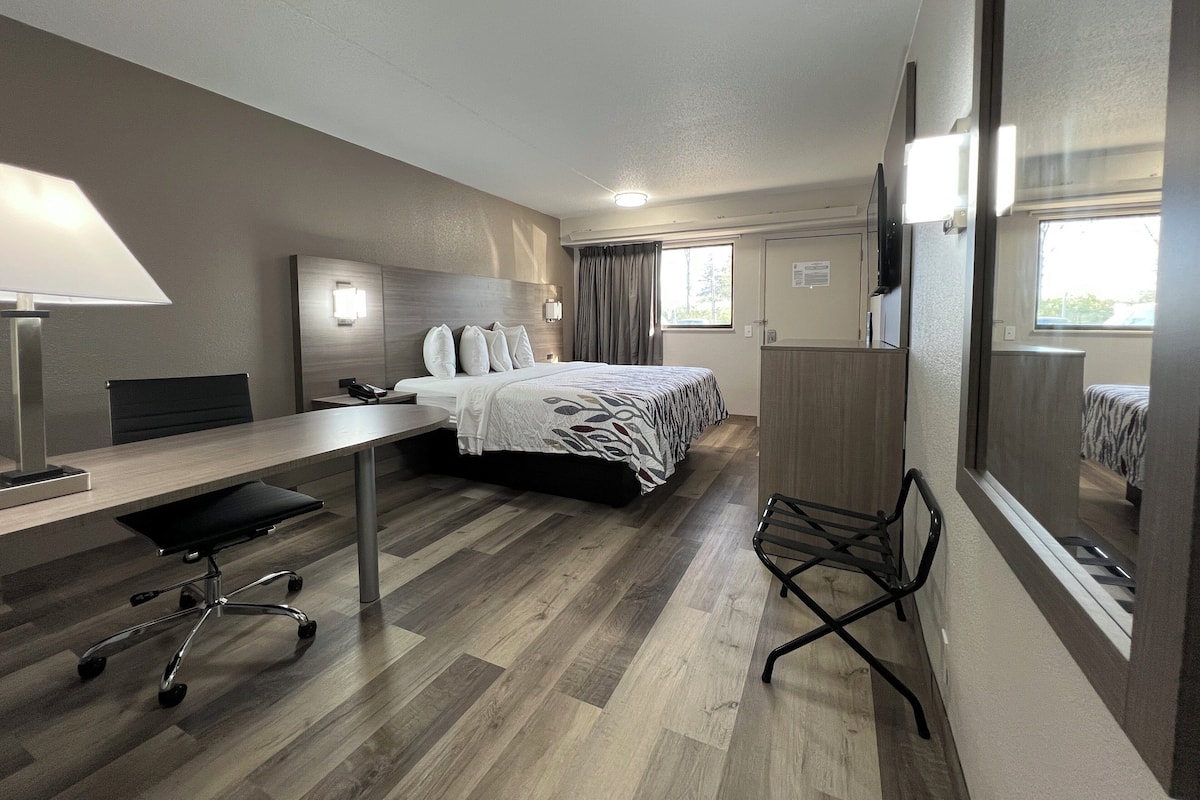 Superior Room, 1 King Bed (Smoke Free) | Desk, blackout drapes, free WiFi, bed sheets