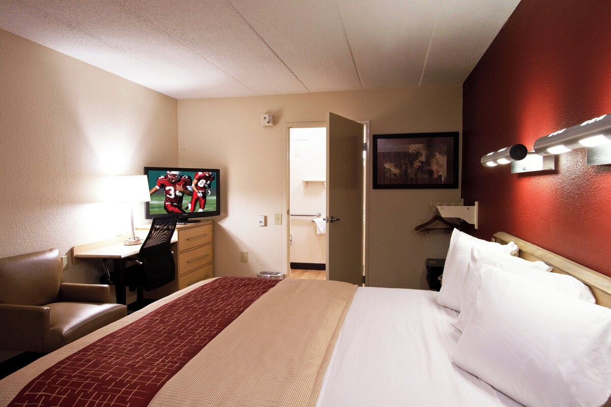 Desk, blackout drapes, WiFi (free), bed sheets