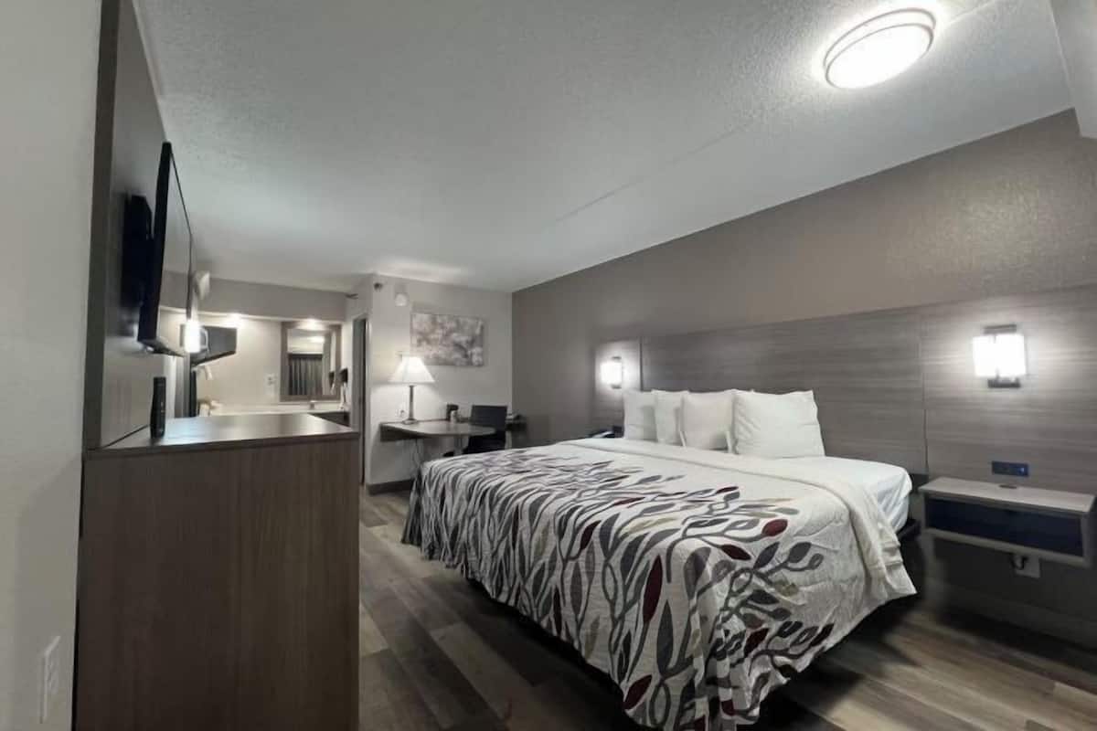 Desk, blackout drapes, free WiFi, bed sheets