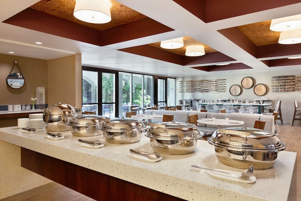 Se sirven desayunos y cenas, cocina americana