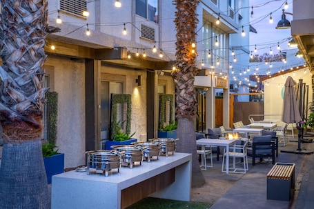 Courtyard. Doubletree by Hilton Campbell - Pruneyard Plaza