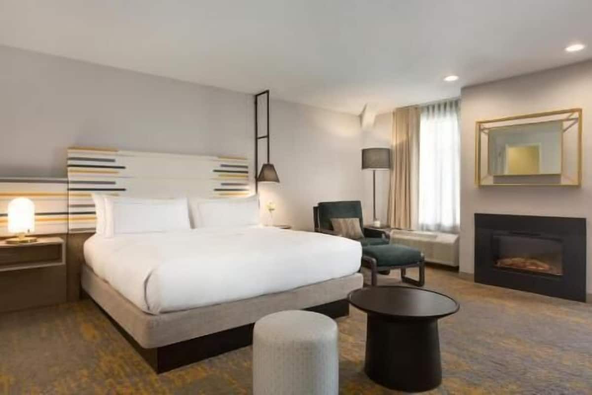 Premium bedding, down comforters, in-room safe, blackout drapes
