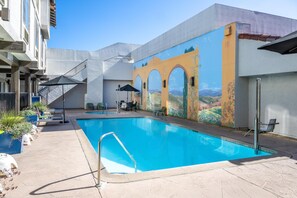 Outdoor pool, open 6:00 AM to 10:00 PM, pool umbrellas, pool loungers - Doubletree by Hilton Campbell - Pruneyard Plaza (Campbell)