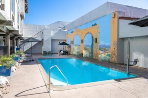 Piscina externa, funciona das 6h às 22h, guarda-sóis, espreguiçadeiras