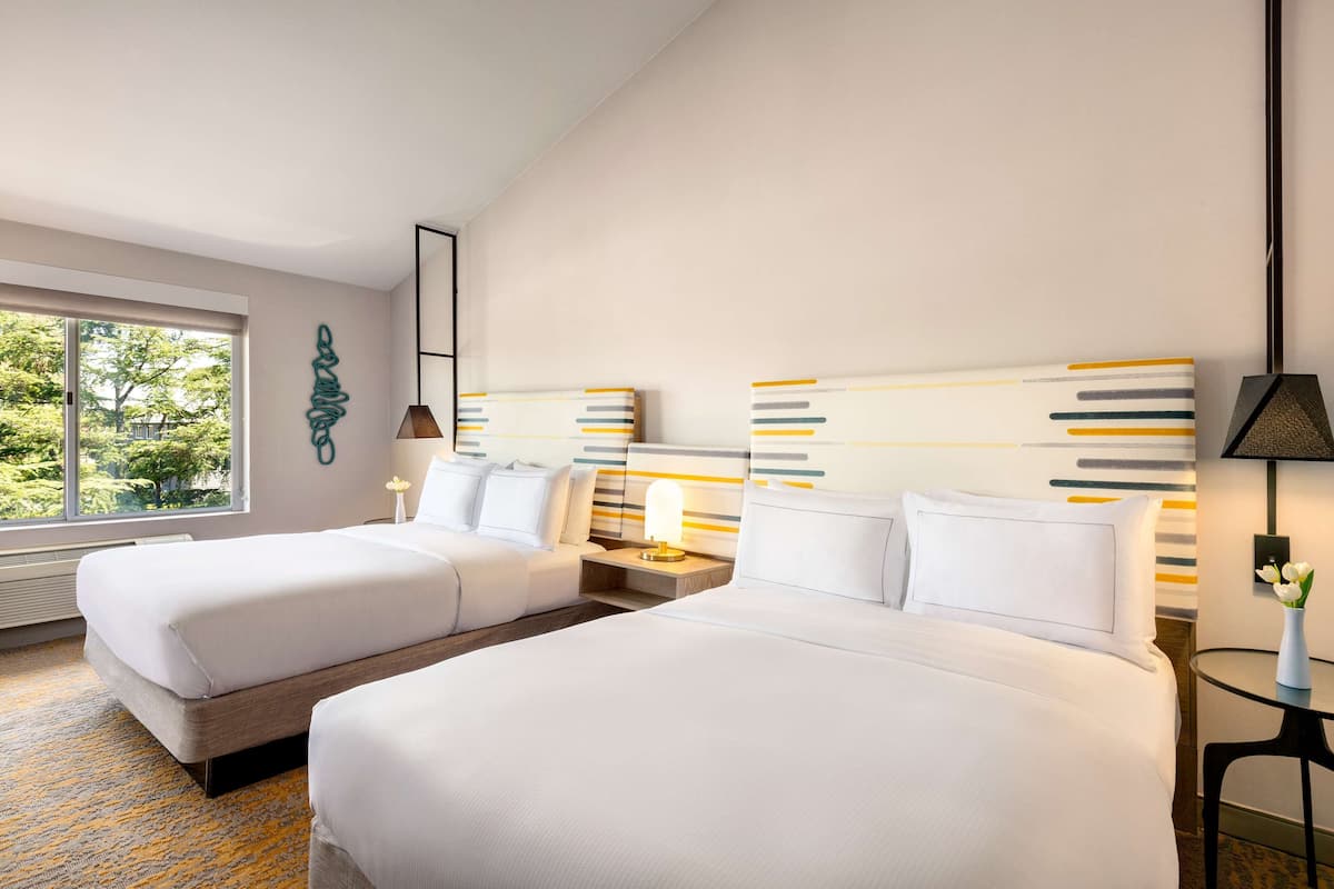 Kamer, 2 queensize bedden, toegankelijk voor mindervaliden | Luxe beddengoed, donzen dekbedden, een kluis op de kamer