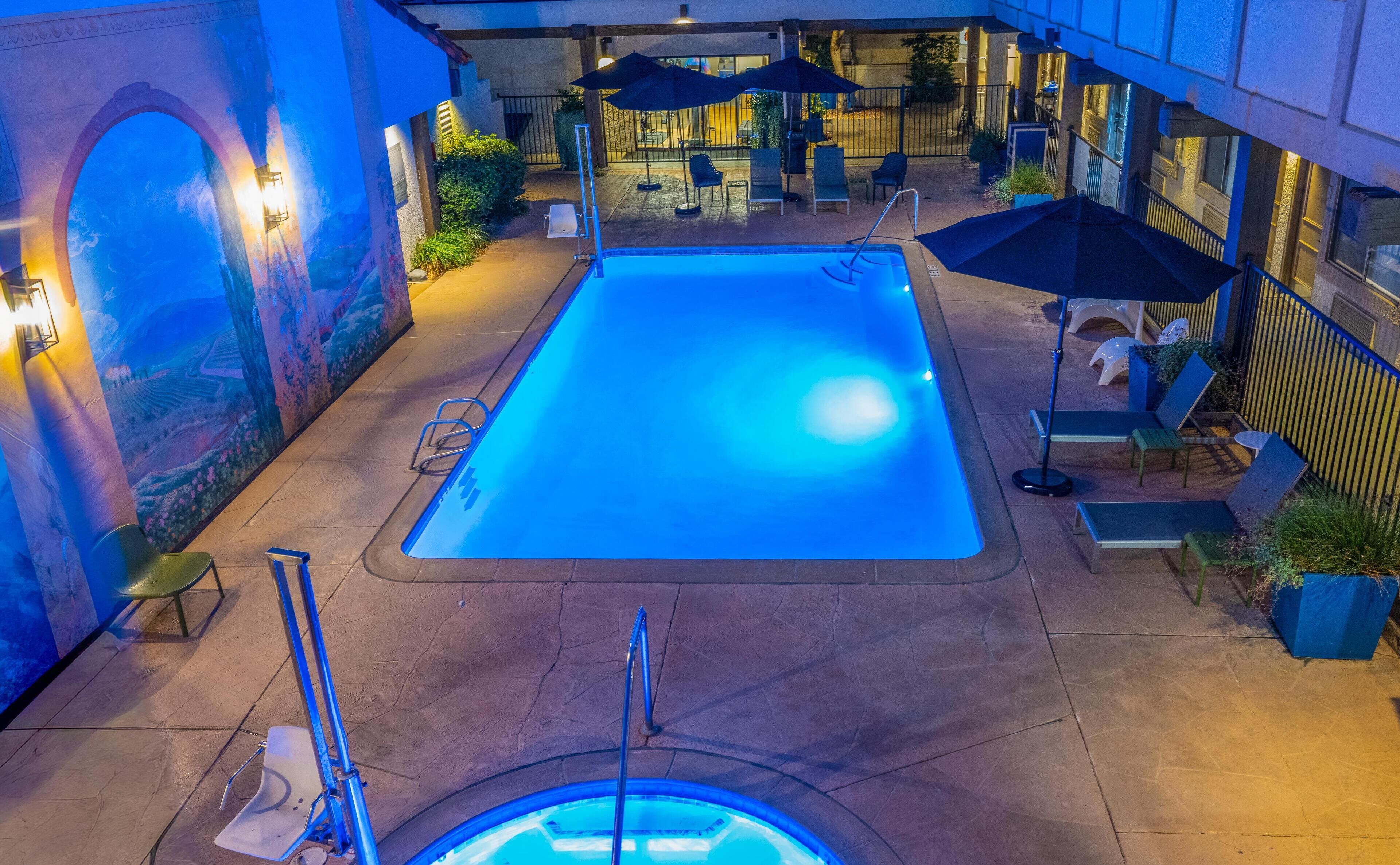 Una piscina al aire libre (de 06:00 a 22:00), sombrillas, tumbonas