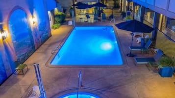 Una piscina al aire libre (de 06:00 a 22:00), sombrillas, tumbonas