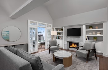 Suite (Del Mar) | Egyptian cotton sheets, premium bedding, pillowtop beds, minibar at LAuberge Del Mar