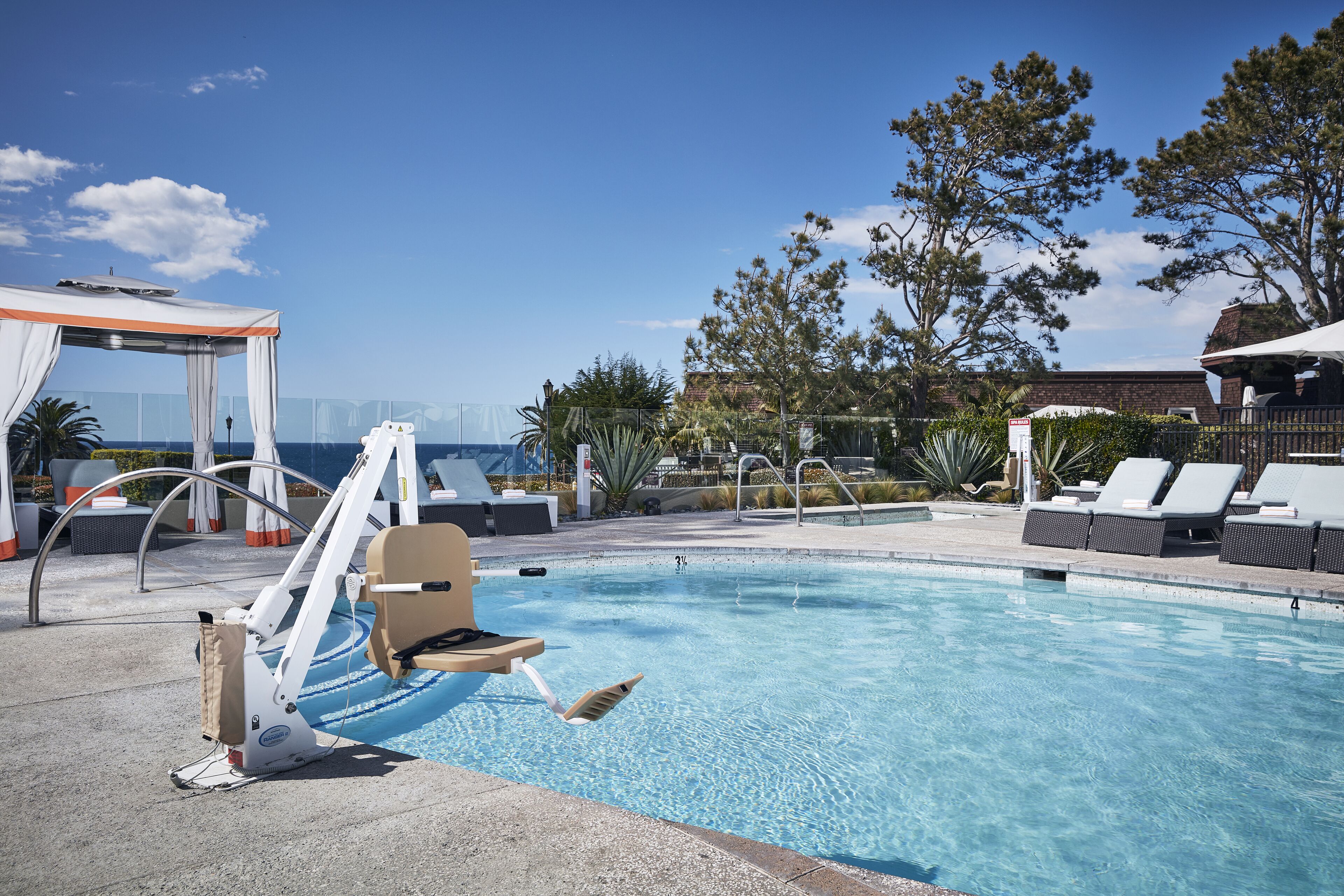 Piscina externa, guarda-sóis