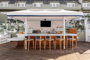 Bar junto a la piscina