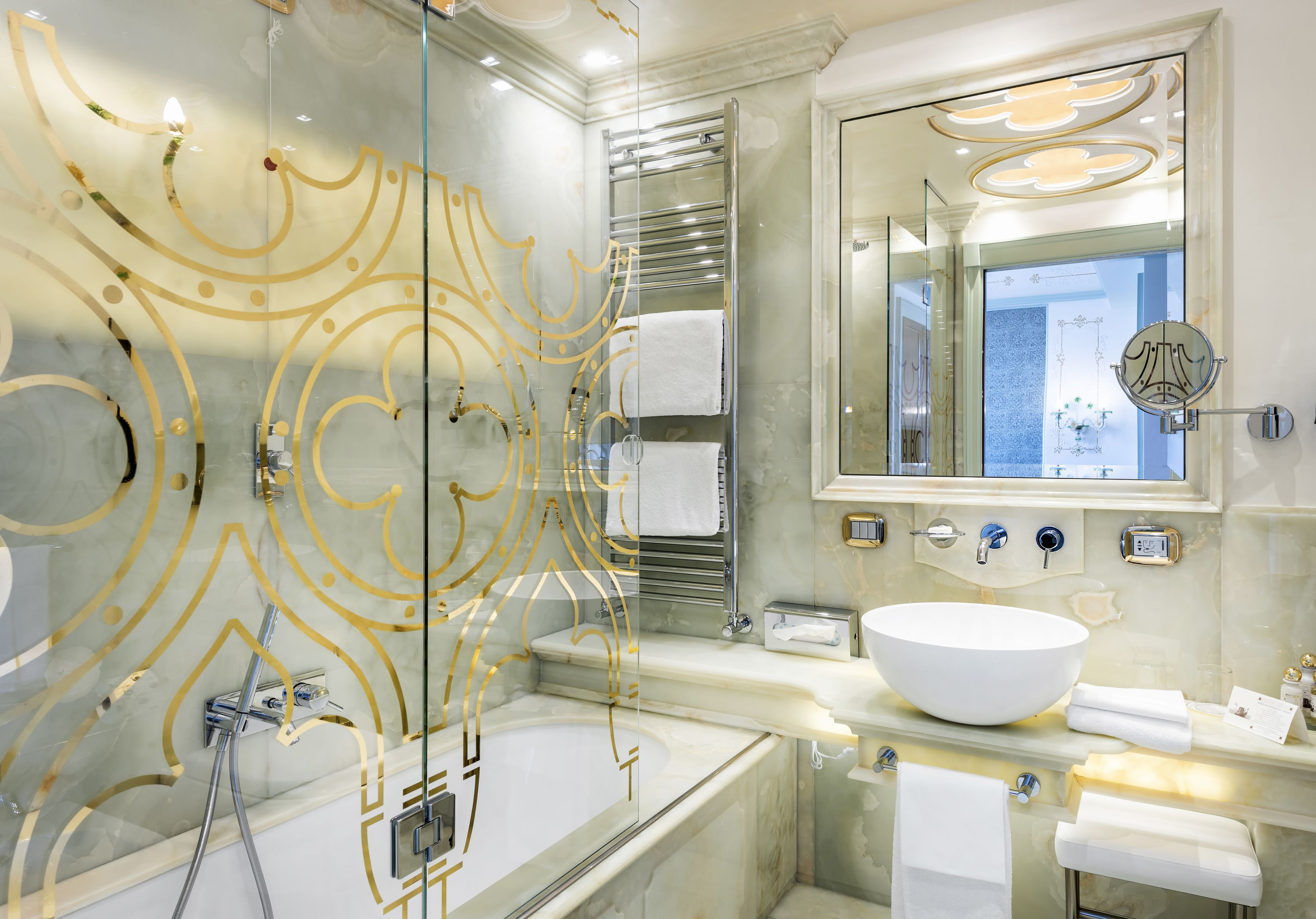 deluxe, canal view (deluxe double room) | bathroom | combined shower/bathtub, eco-friendly toiletries, hair dryer