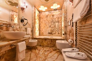 Chambre supérieure double ou avec lits jumeaux (Golden Leaf ) | Salle de bain | Ensemble baignoire-douche, articles de toilette écologiques